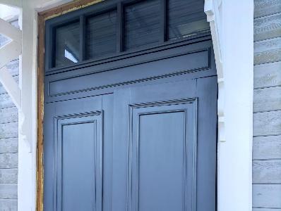 Металлические двери с деревянными накладками для ж.д. вокзала