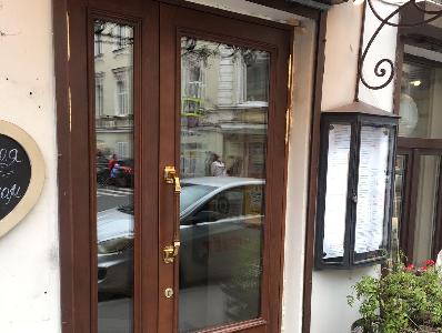 Проект №4 - Массивные двери из лиственницы для кафе