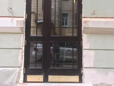 Деревянная дверь со стеклопакетом для салона в Гостином дворе