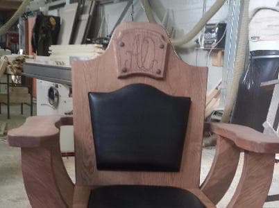 Кресло деревянное с подлокотниками