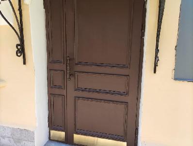 Металлические двери с декоративные деревянными накладками