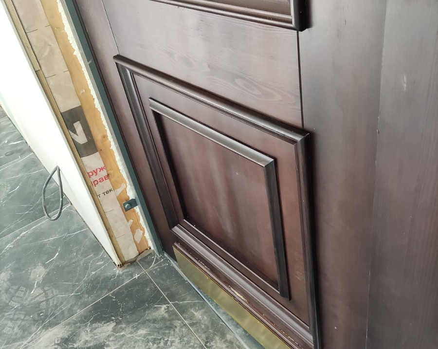 Металлические двери с деревянными накладками для ж.д. вокзала Еврострой