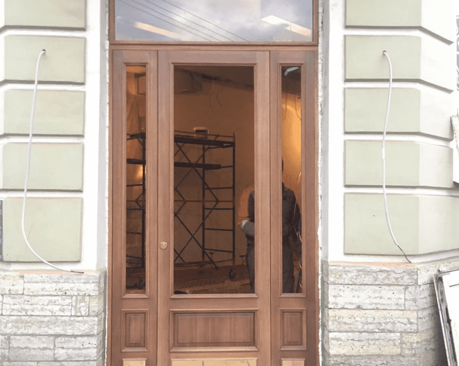Входная деревянная дверь со стеклом Еврострой
