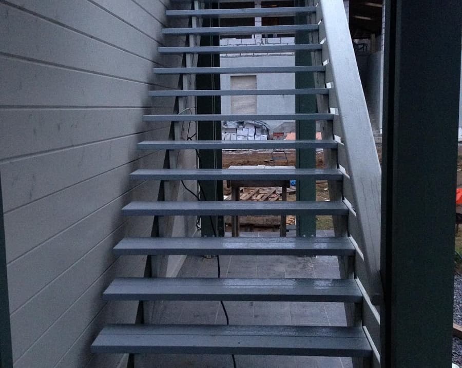Лестница из массива лиственницы Еврострой