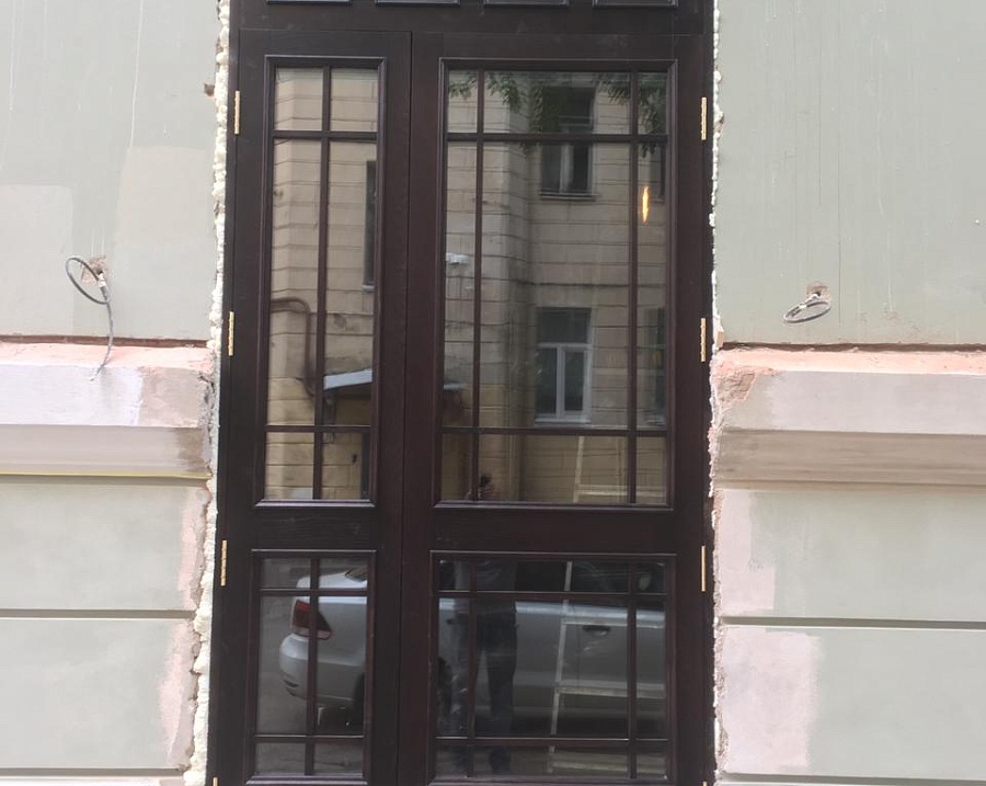 Деревянная дверь со стеклопакетом для салона в Гостином дворе Еврострой