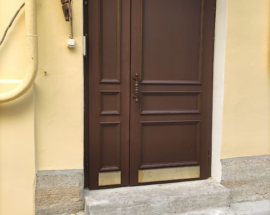 Металлические двери с декоративные деревянными накладками Еврострой
