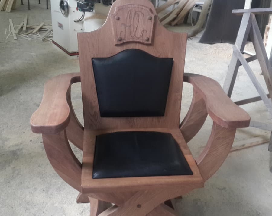Кресло деревянное с подлокотниками Еврострой