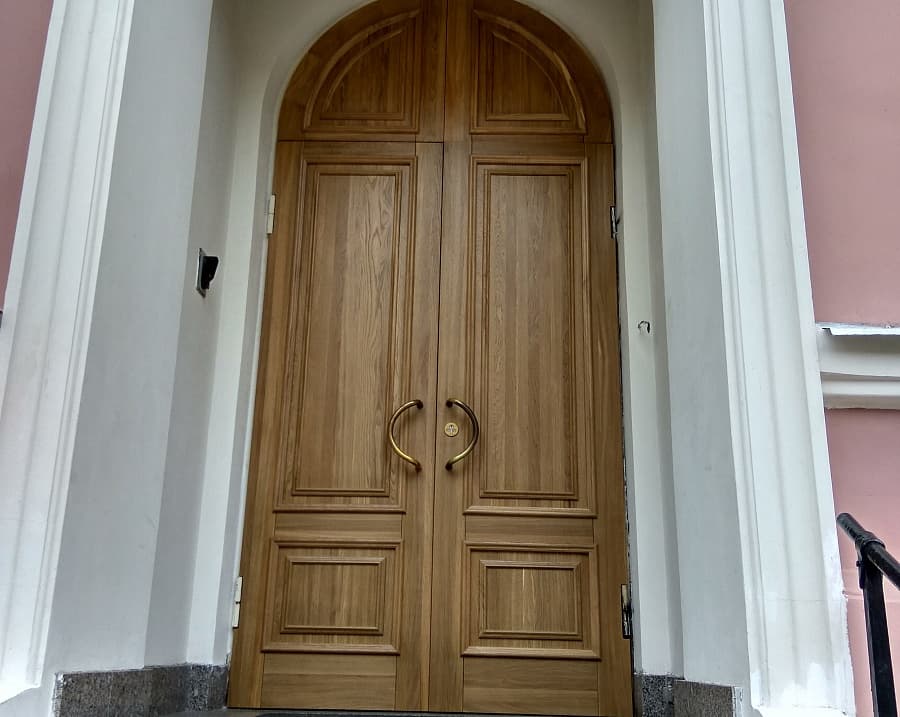Арочные деревянные накладки на металлическую дверь  Еврострой