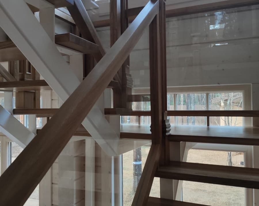 Дубовая лестница со стеклянным ограждением Еврострой