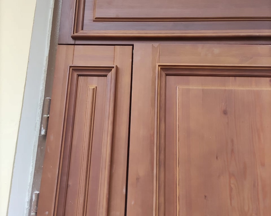 Двери из металла с деревянными декоративными накладками Еврострой