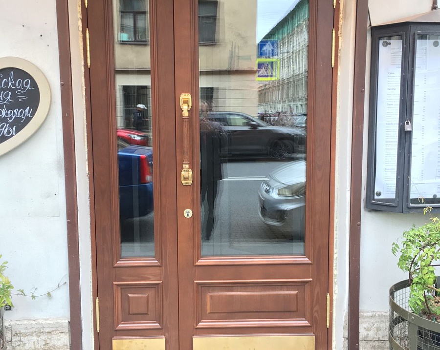 Массивные двери из лиственницы для кафе Еврострой