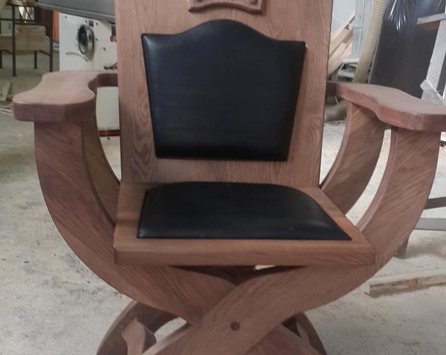Кресло деревянное с подлокотниками Еврострой