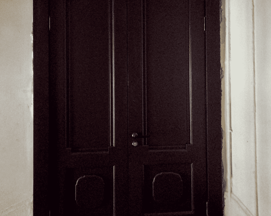 Входная дверь в старом фонде Еврострой