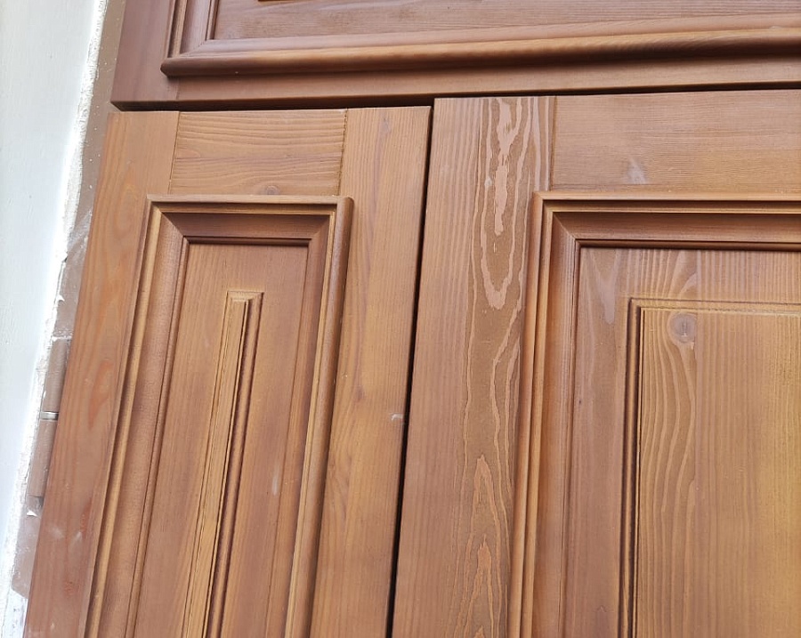 Двери из металла с деревянными декоративными накладками Еврострой